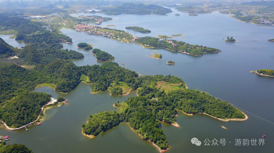 貴州紅楓湖是人工湖嗎_貴州紅楓湖什么時候景色最美_貴州紅楓湖旅游攻略