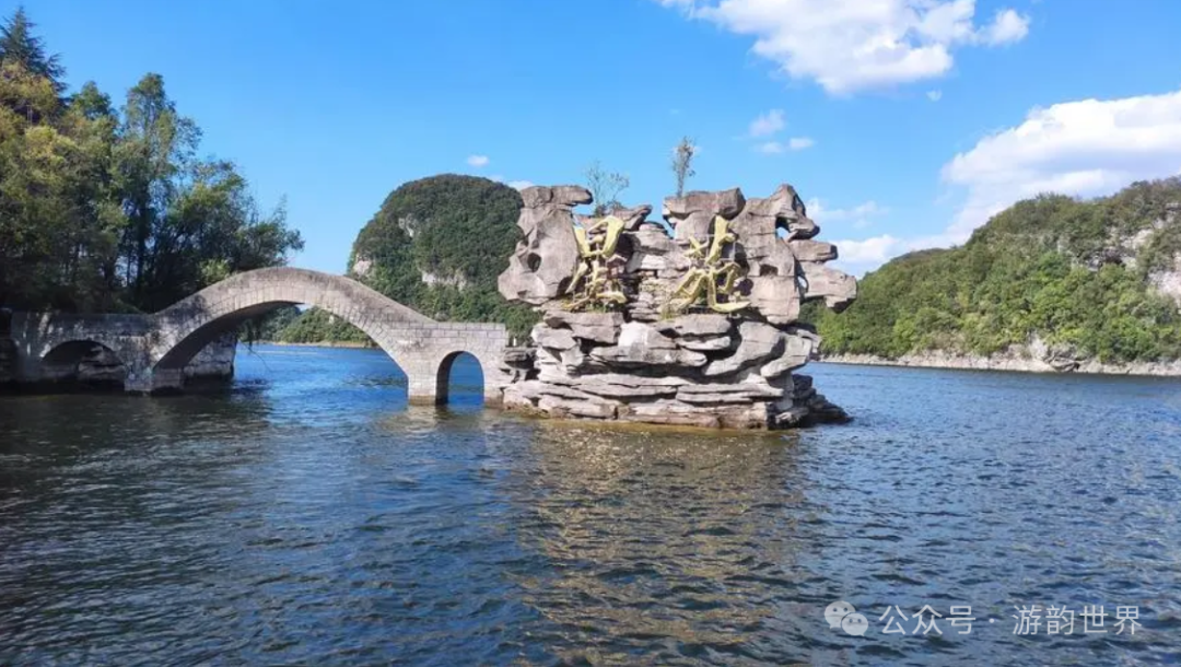 貴州紅楓湖什么時候景色最美_貴州紅楓湖是人工湖嗎_貴州紅楓湖旅游攻略